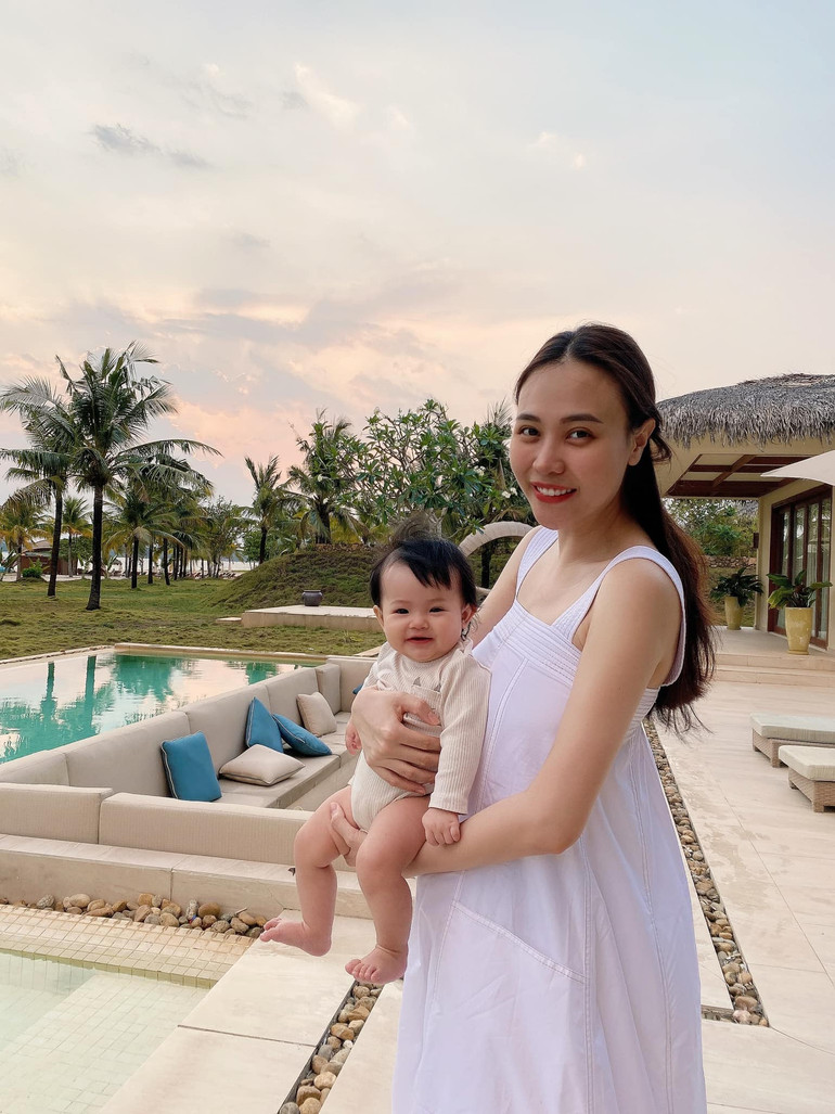Đàm Thu Trang khoe ảnh lúc mới sinh của con gái, dân tình liền cảm thán 'giống y như đúc bà nội' Ảnh 9