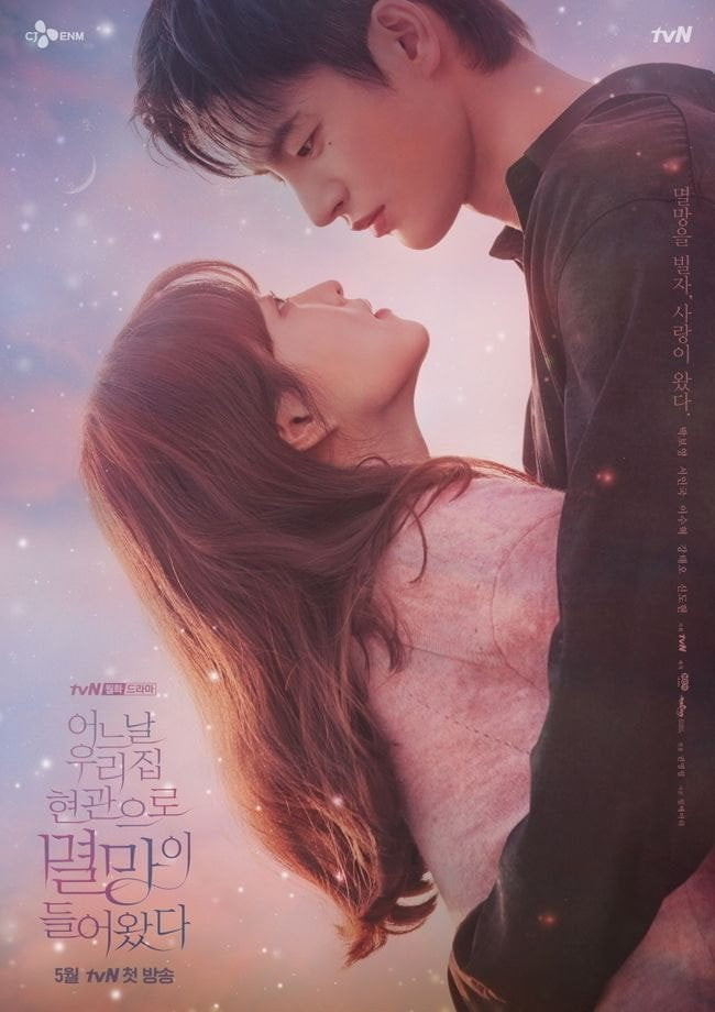 Park Bo Young trở thành biên tập viên ngọt ngào trong bộ phim 'Doom At Your Service' Ảnh 1